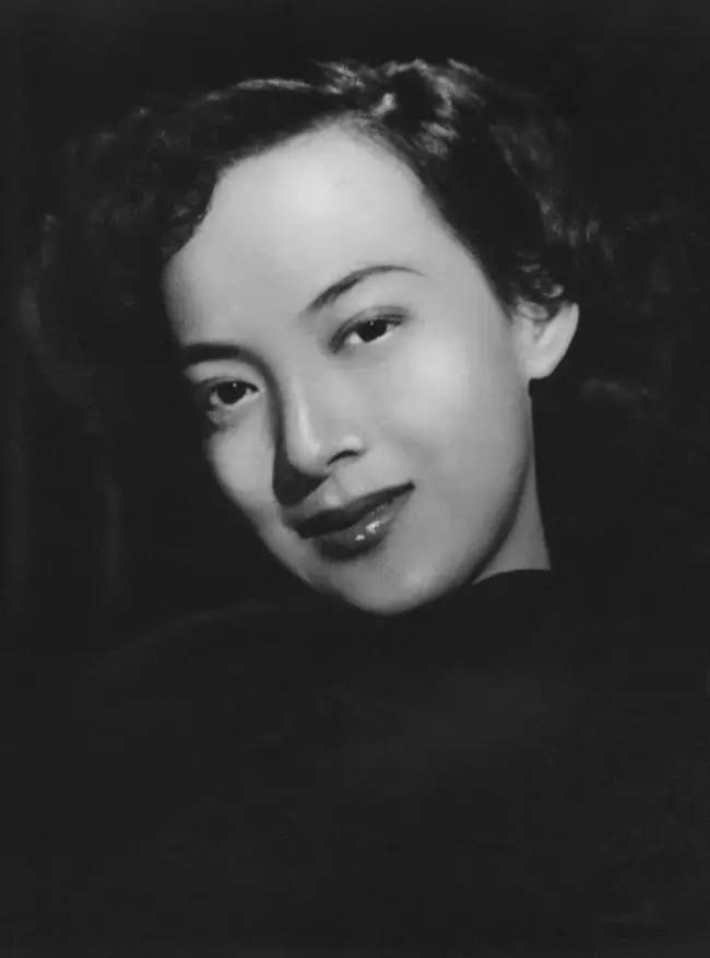 她是绝代美人，从影40余年演绎50多个形象，一生却只爱一个人