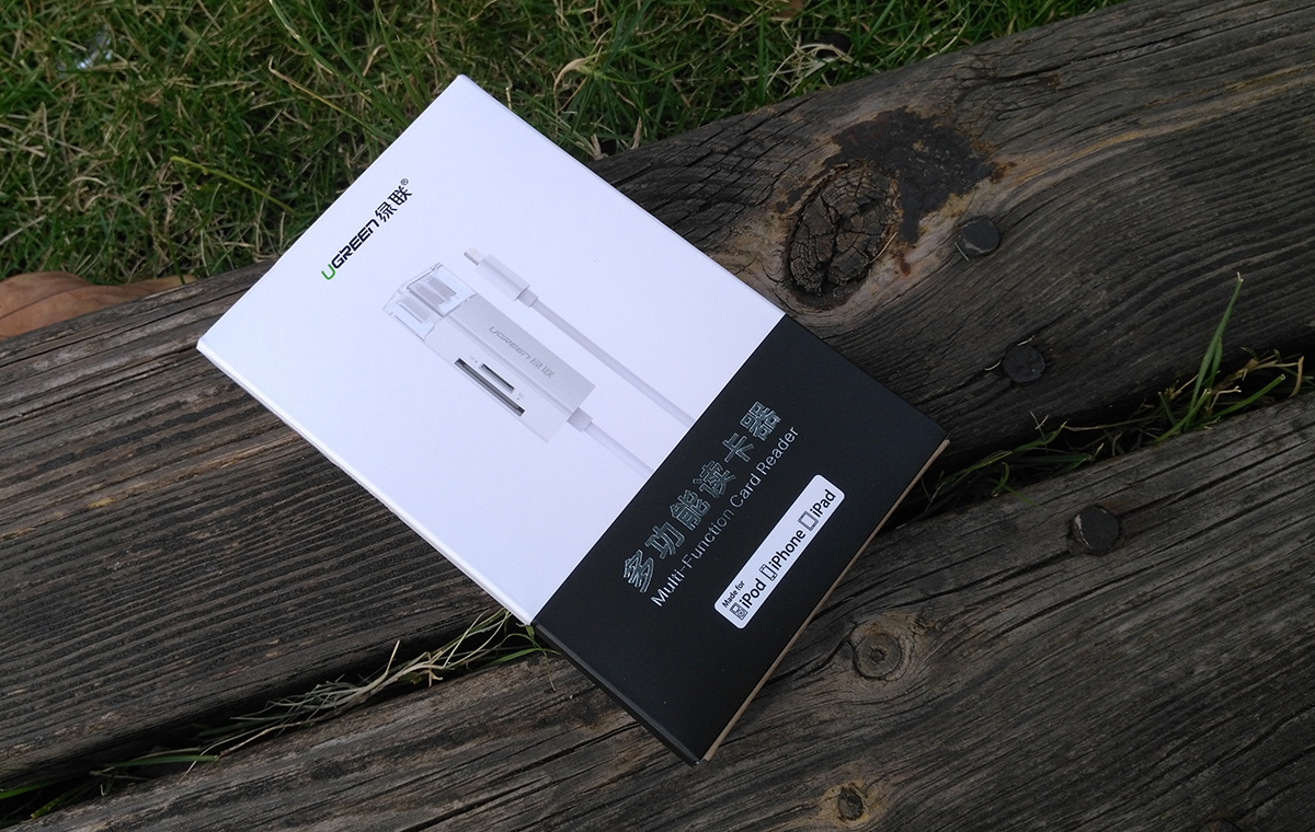 这款手机读卡器很有特点，标配了Lightning闪电接头