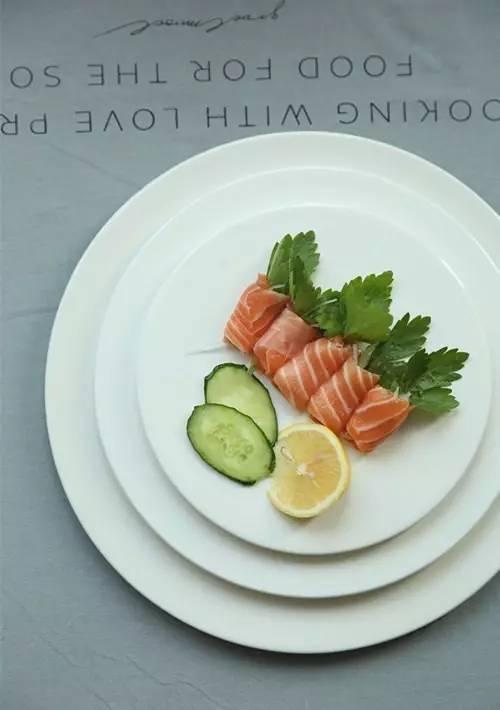 一般餐厅餐盘摆放技巧,餐厅上菜托盘