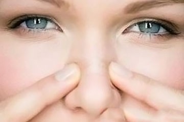 鼻炎不停打喷嚏流鼻涕怎么办,早晨起来不停的流鼻涕打喷嚏