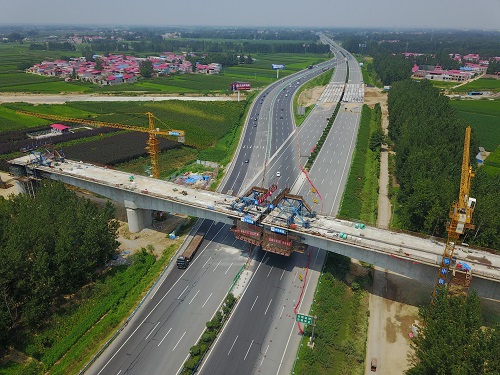 大河早点|男孩被卷车底，路人一呼百应救援；一飞机迫降濮阳农田