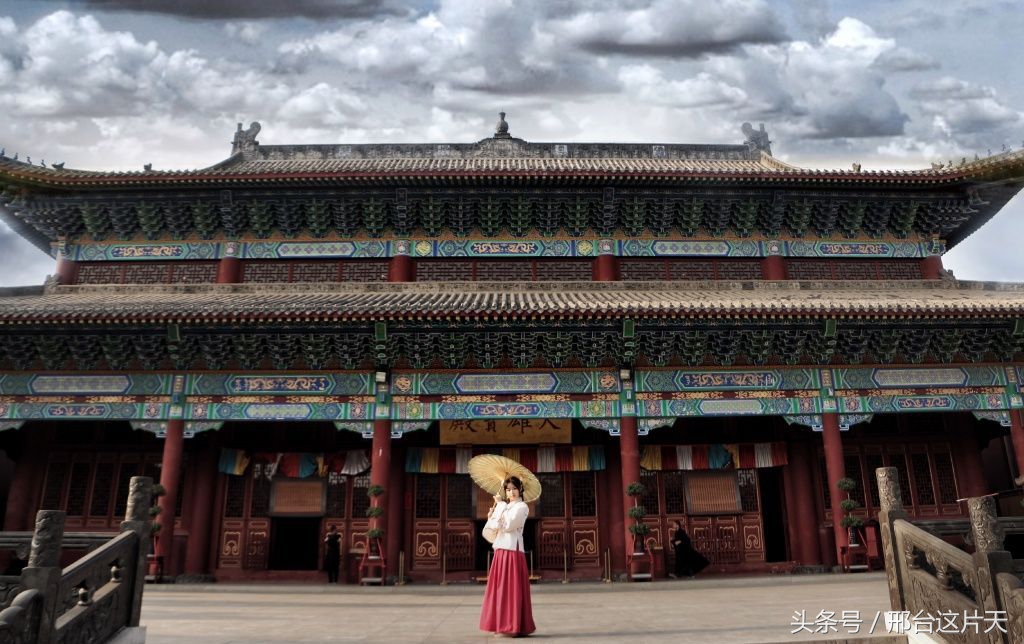 开元古刹钟声美女顿悟聆听