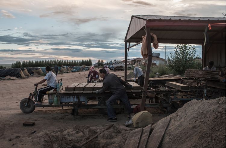 近距离了解砖窑厂烧制砖块的秘密