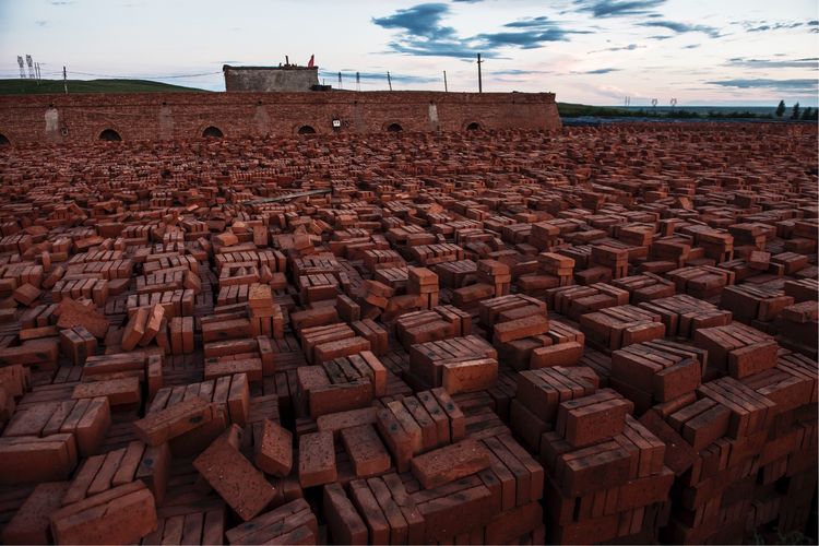 近距离了解砖窑厂烧制砖块的秘密