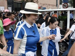 看到这样受排挤的关之琳，才知道行走江湖真的不能只能靠美貌！