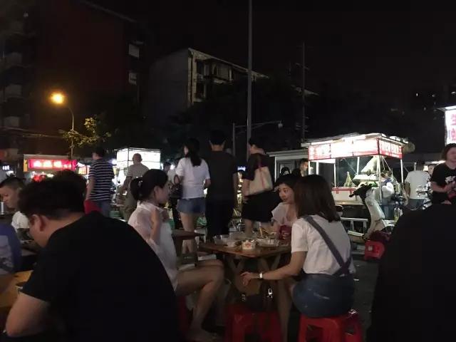 成都宽窄巷子旁边的小吃街,成都地道小吃街应该去哪里