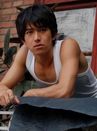 黑龙江出生，演过日版流星花园，娶中国小演员，后出轨日本女星