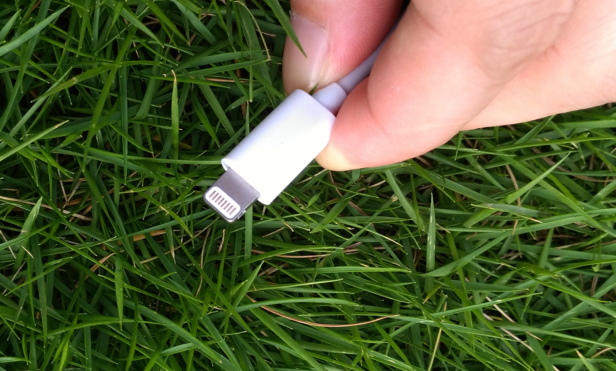 这款手机读卡器很有特点，标配了Lightning闪电接头