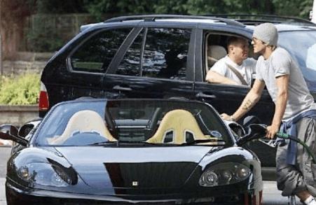 同样是球王，一位颜值不降反升超跑众多，一位胖成球座驾越换越差