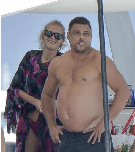 同样是球王，一位颜值不降反升超跑众多，一位胖成球座驾越换越差