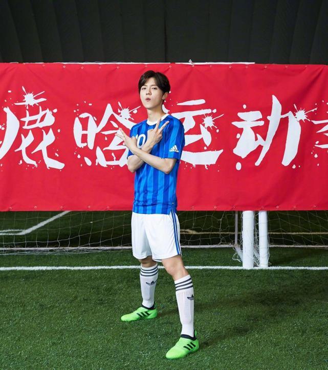 鹿晗一身黑色修身西服帅气十足,鹿晗金发运动服