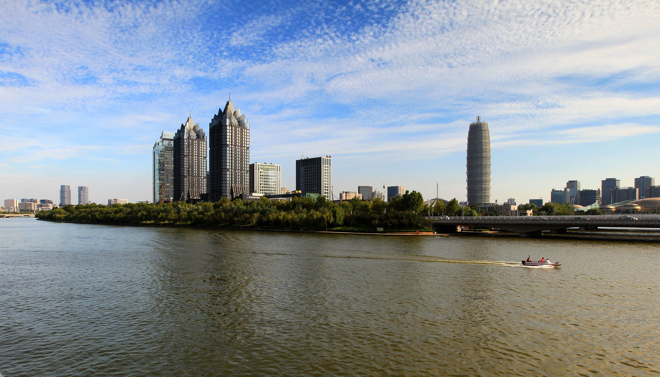 大河早点|男孩被卷车底，路人一呼百应救援；一飞机迫降濮阳农田