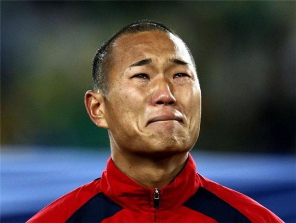 足球从来不缺乏温情,足球感人不进球瞬间图片