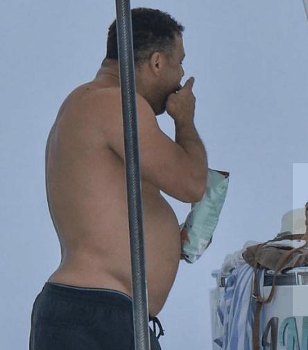 同样是球王，一位颜值不降反升超跑众多，一位胖成球座驾越换越差