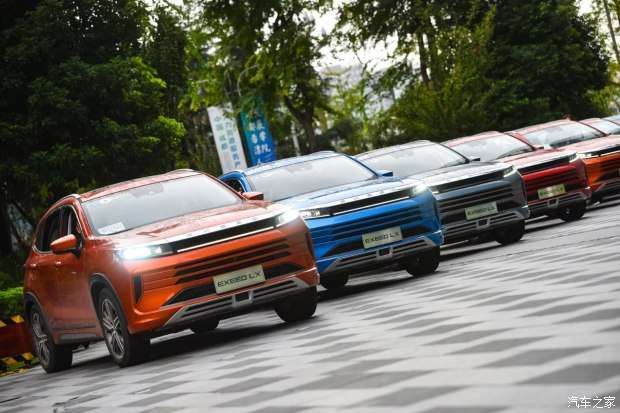 详解汽车美容镀膜的流程和标准,打蜡镀晶镀膜封釉贴车衣的优缺点