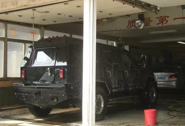 1500万骑士十五世去洗车，洗车员工直摇头：装甲车我们洗不了