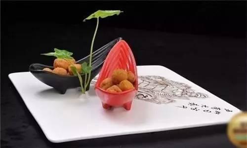 一般餐厅餐盘摆放技巧,餐厅上菜托盘