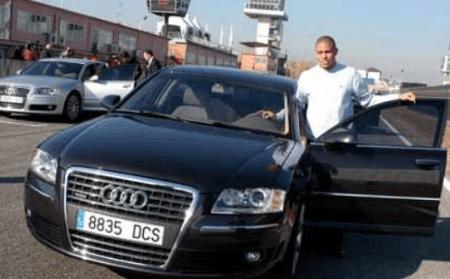 同样是球王，一位颜值不降反升超跑众多，一位胖成球座驾越换越差