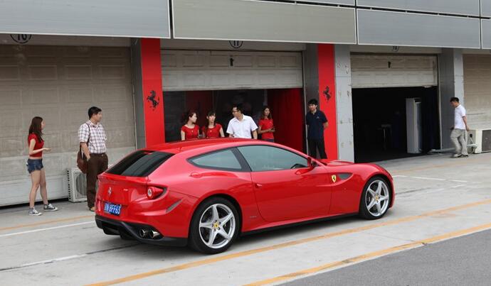 法拉利超跑全球租借,俄罗斯超跑法拉利