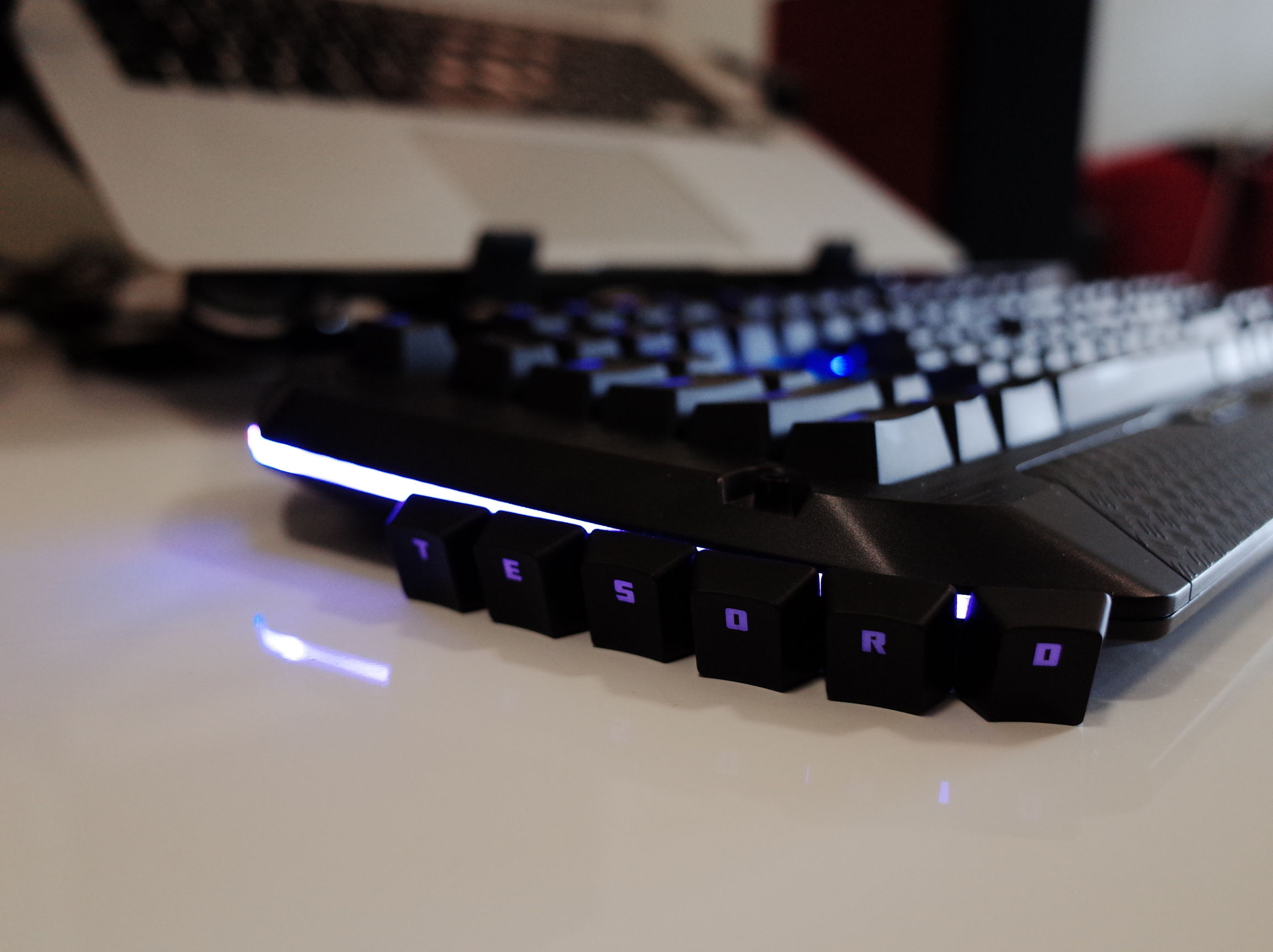 在屋里打乒乓球,在房间打乒乓球