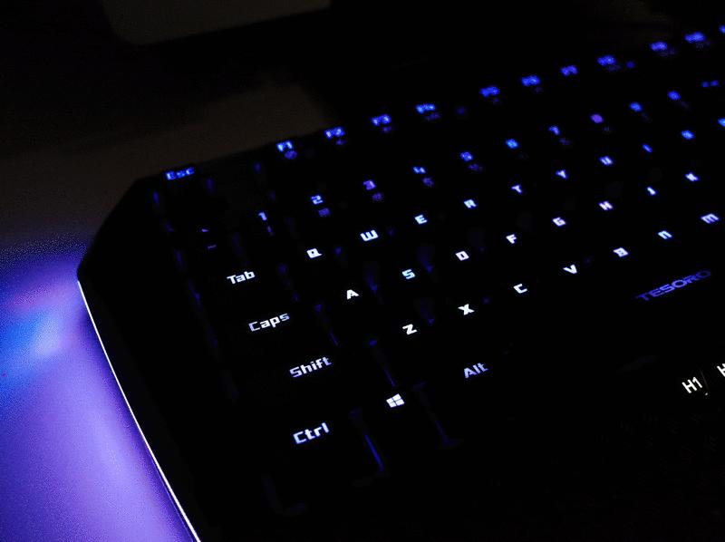 在屋里打乒乓球,在房间打乒乓球