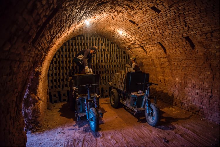 近距离了解砖窑厂烧制砖块的秘密