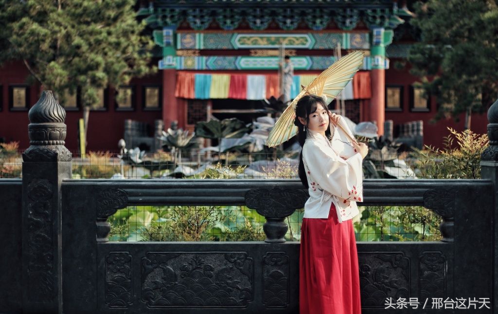 开元古刹钟声美女顿悟聆听