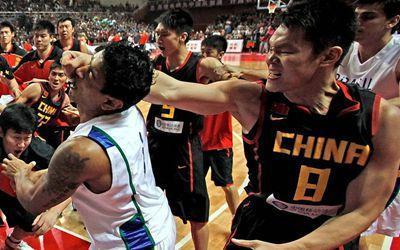 中国男篮打架五人组，朱芳雨用拳头捍卫主权，李楠跳起来就是打！