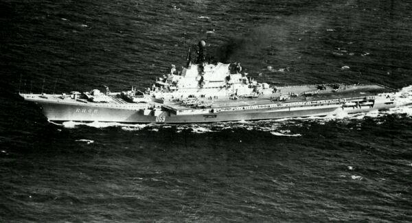 苏联成功研制出弹射器，由于派系之争没上航母，海军司令痛心疾首