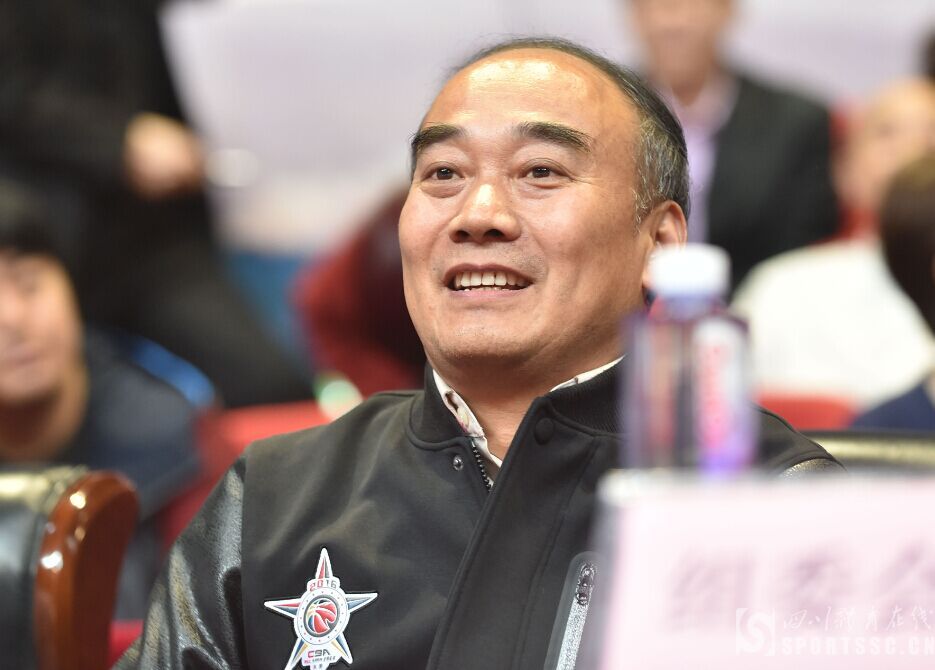 CBA库班篮球水平高，55岁还很强，球迷：比许家印厉害