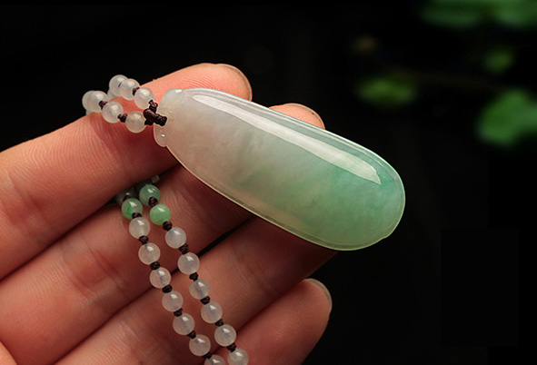 翡翠挂件配什么样的绳子效果最好,男士佩戴什么翡翠挂件最好