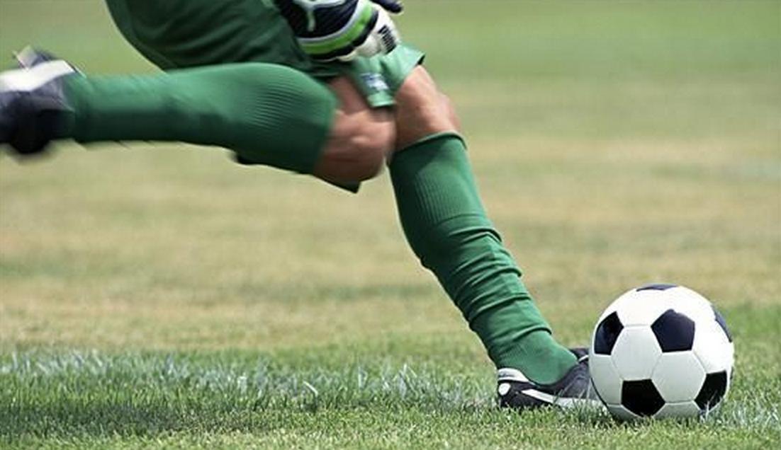 8人制中场的跑位踢法教学,8人制双中场的跑位踢法教学