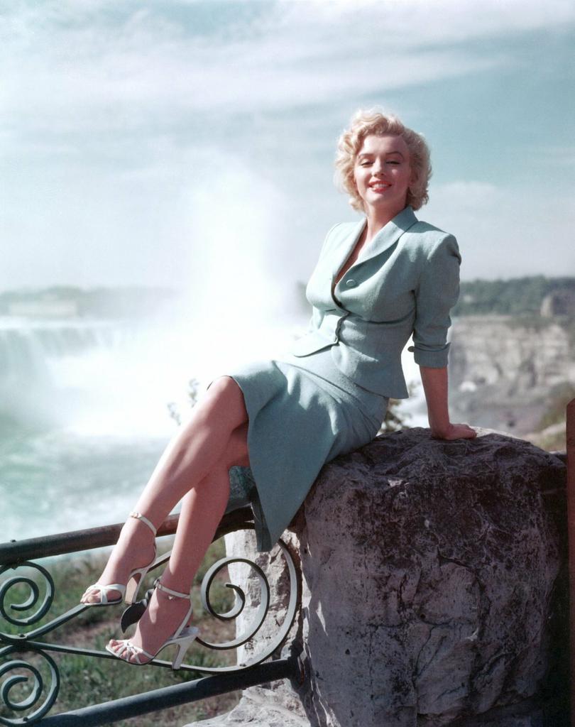 赫本和玛丽莲梦露谁更好看,凭啥让赫本和梦露都如此迷恋