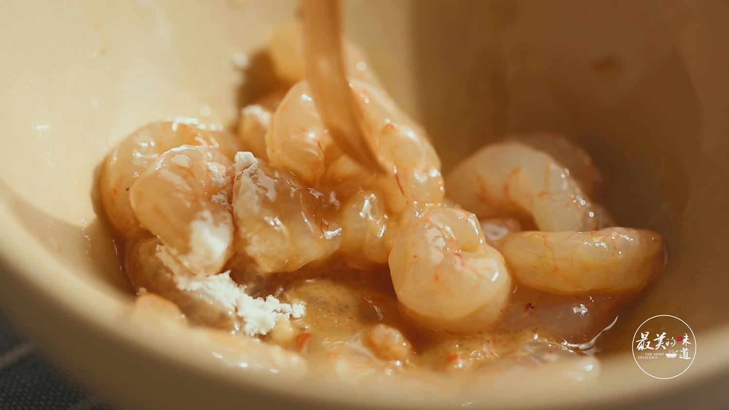 黄金虾仁炒饭视频,黄金虾仁炒饭