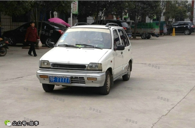 湖北最牛奥拓，开在大街上回头率不低，霸气车牌，让多少豪车羡慕