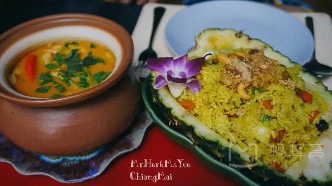 泰国清迈天灯节万盏天灯入夜空,清迈古城天灯