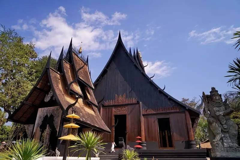 泰国清迈天灯节万盏天灯入夜空,清迈古城天灯