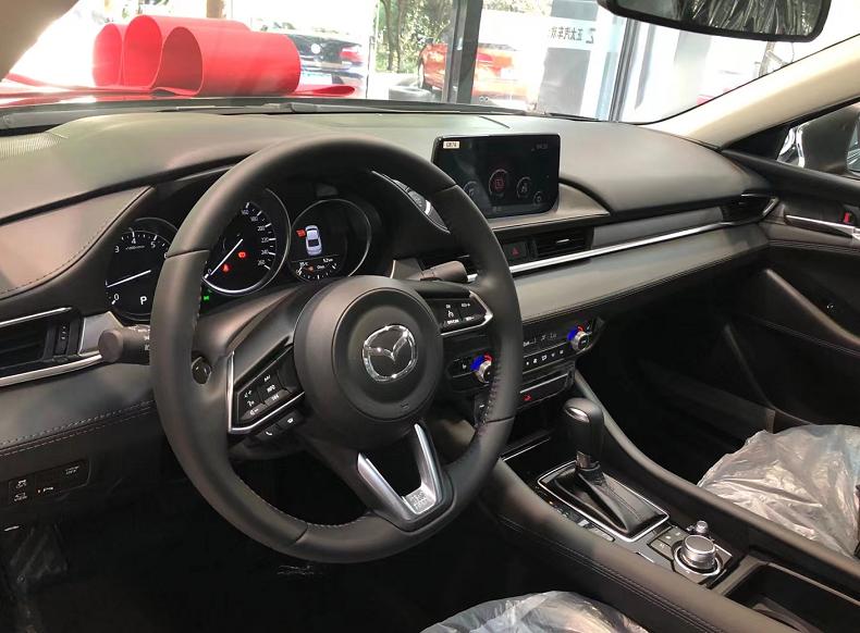 阿特兹尊崇与运动区别内饰质感,阿特兹运动版和尊崇版内饰对比