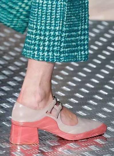 现在有什么夏天穿的好看的小白鞋 (有什么好看的百搭小白鞋)