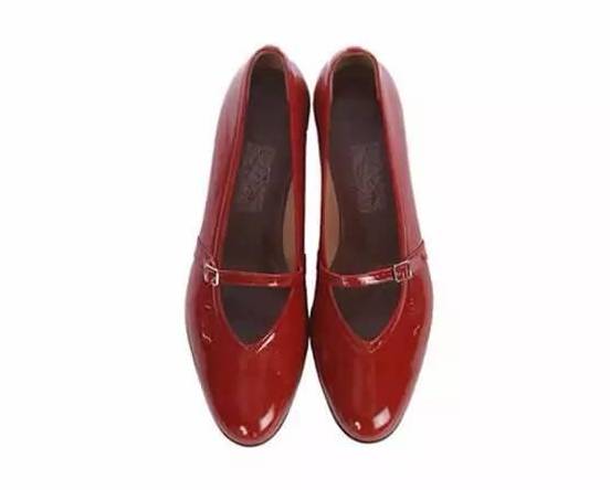 现在有什么夏天穿的好看的小白鞋 (有什么好看的百搭小白鞋)