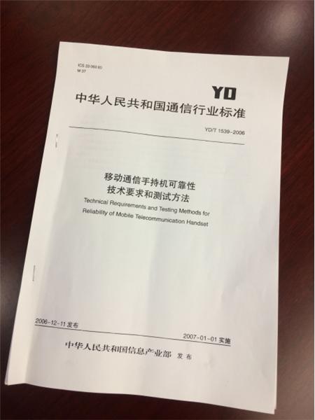 手机摔黑屏了拿保修卡能修么,手机磕碰后黑屏能开机怎么办