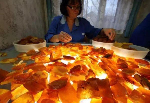 20万买的珠宝展“蜜蜡”，被地摊大爷嫌弃了！
