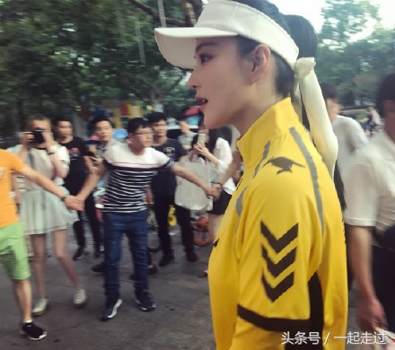 张馨予化身美团最美送餐员，网友：以后就只在美团外卖点餐了