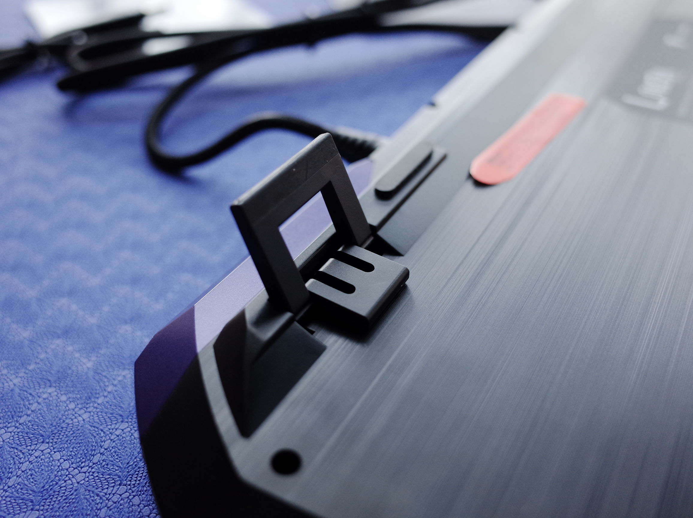 在屋里打乒乓球,在房间打乒乓球