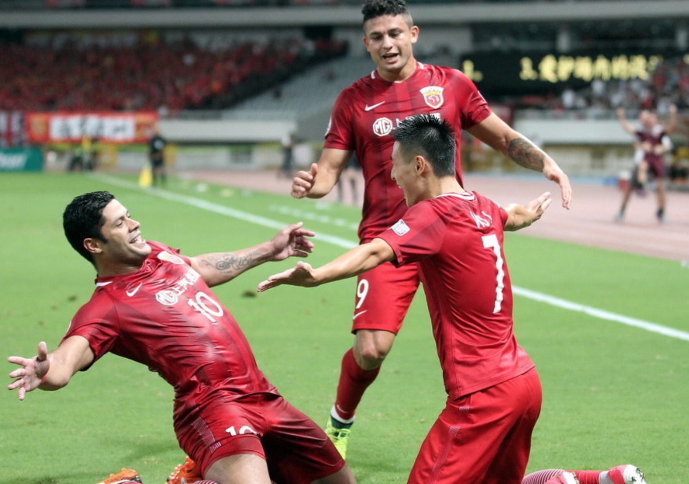 上港vs恒大武磊闪电球,张琳芃上港赛后