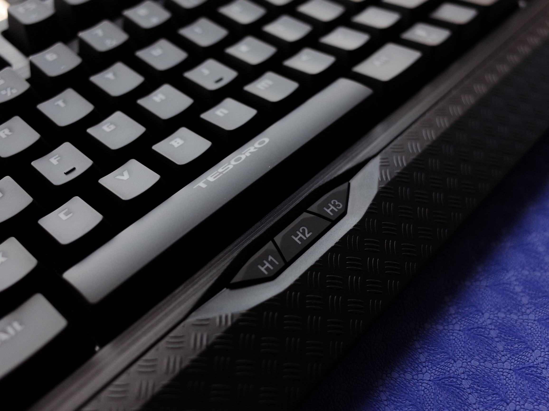 在屋里打乒乓球,在房间打乒乓球