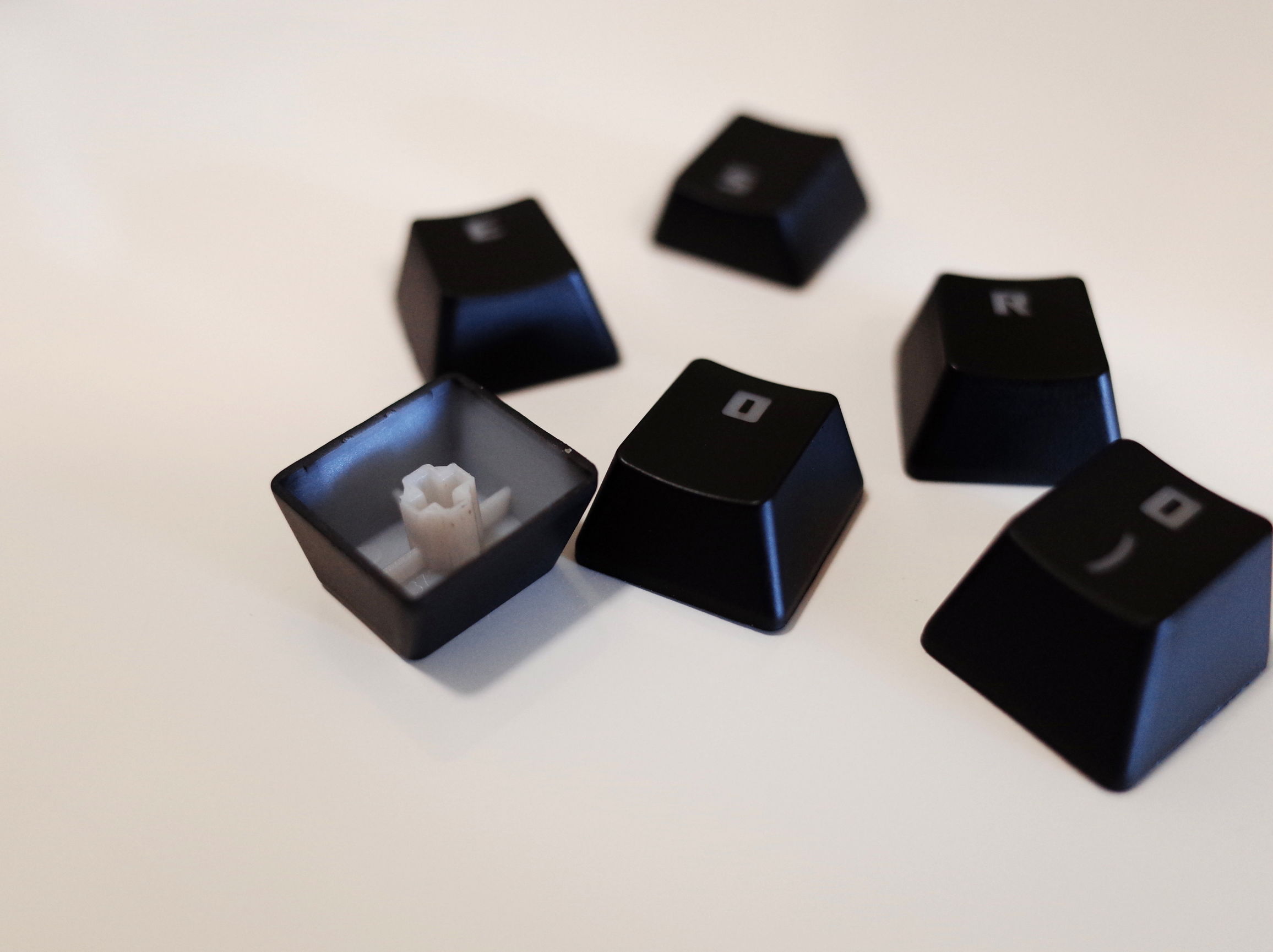 在屋里打乒乓球,在房间打乒乓球