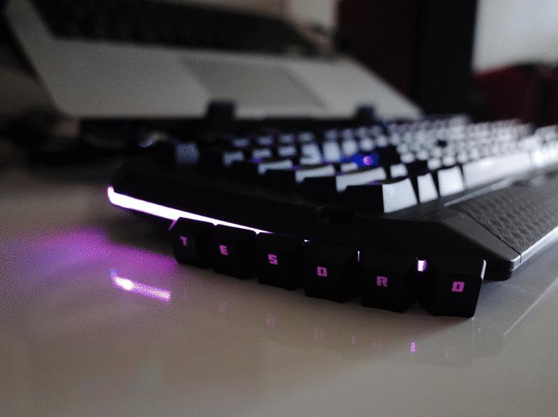 在屋里打乒乓球,在房间打乒乓球