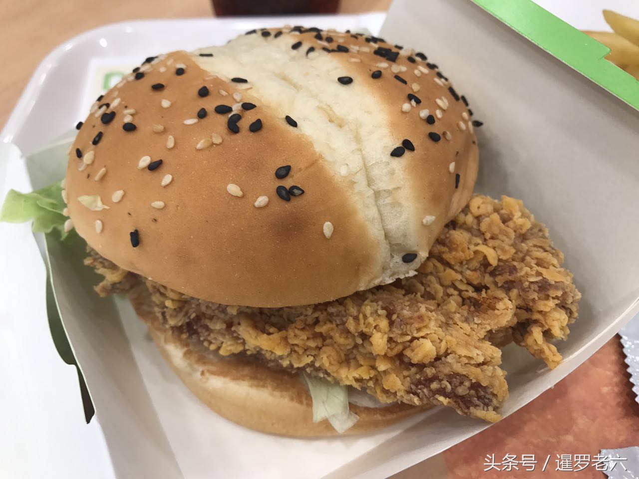 在德克士品尝超级鸡腿堡套餐，美食一般，DC英雄瓶子挺炫！
