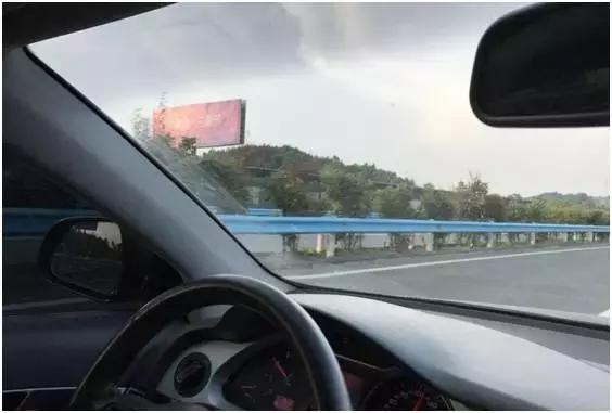 遵义机场高速茶广告，是捧腹大笑，还是该忧虑恐惧？